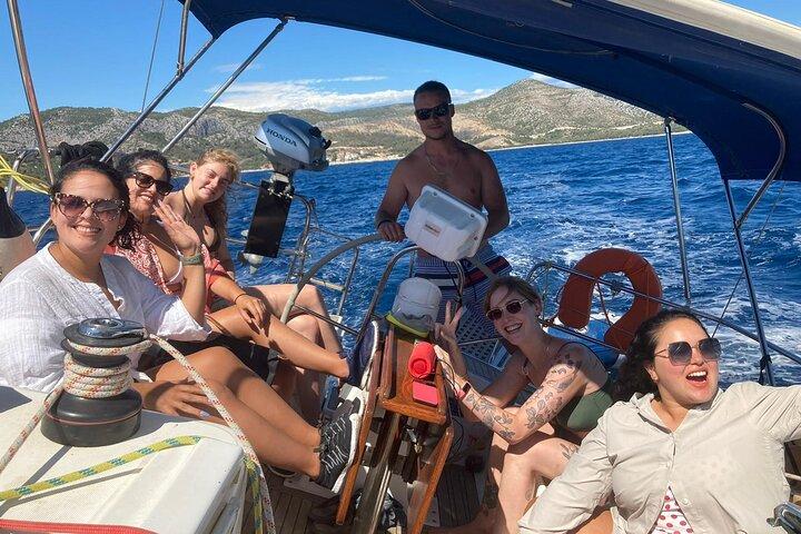 Privat - Halvdagssejlads fra Hvar på en moderne sejlyacht (op til 8 rejsende)