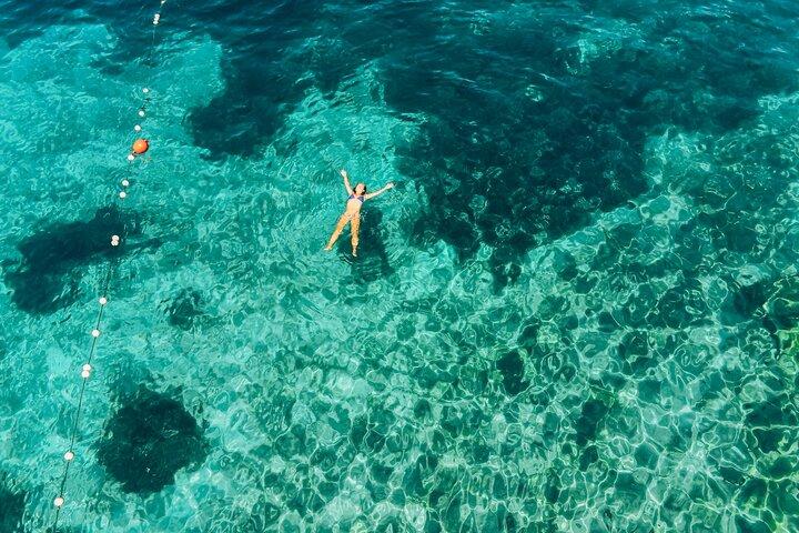 パクレニ諸島への航海と脱出 |モダンな 36 フィートのヨットでの半日セーリング