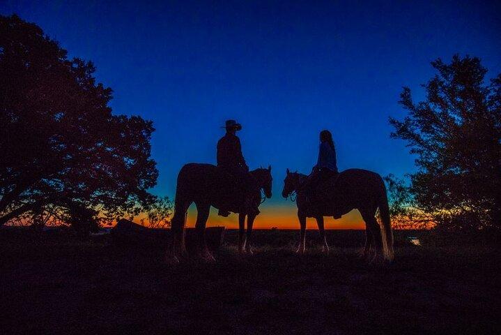 美しい景色を眺めながらの夕暮れの乗馬