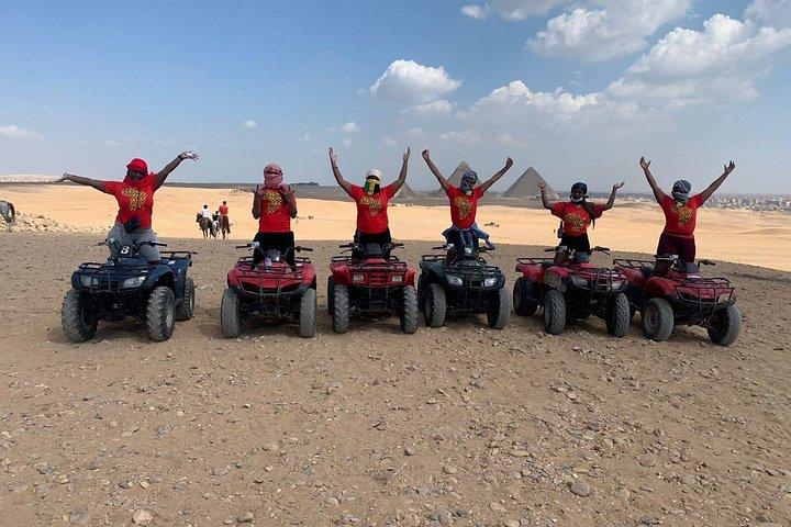 ギザのピラミッド周辺でのクアッドバイクATV（夕暮れのアドベンチャー）