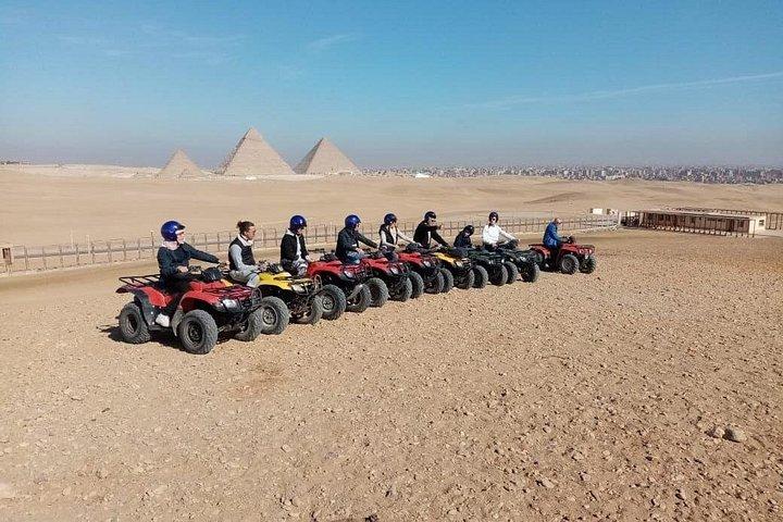 ギザのピラミッド周辺でのクアッドバイクATV（夕暮れのアドベンチャー）