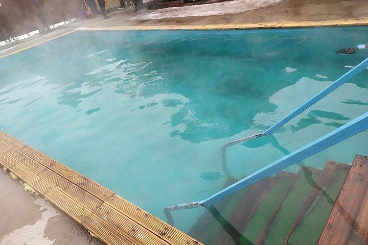 ブラーナ タワーへの日帰り旅行とイシク アタの滝と温泉へのハイキング