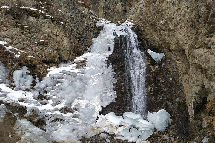 ブラーナ タワーへの日帰り旅行とイシク アタの滝と温泉へのハイキング