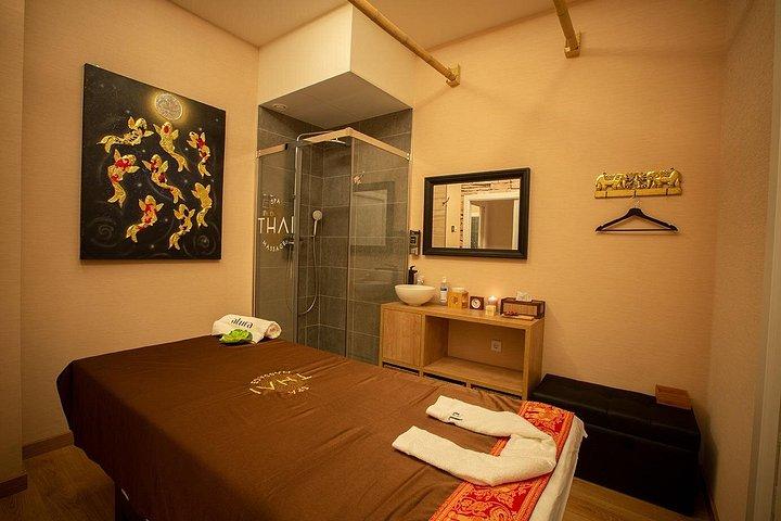 THAI MASSAGE ALURAでの30分間のタイ式足と脚のマッサージ