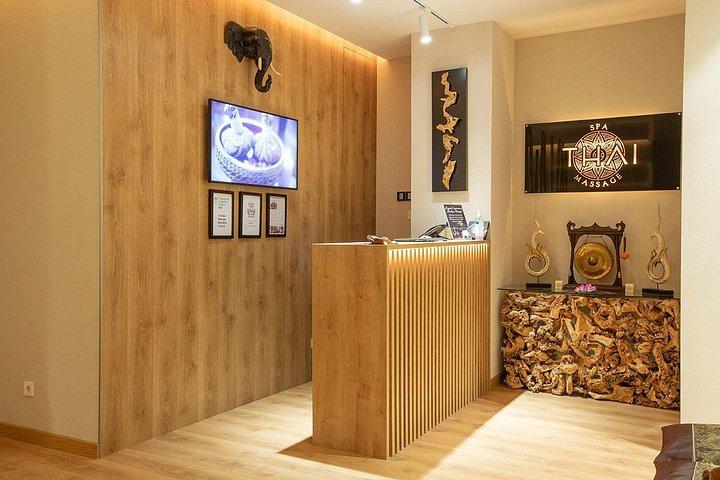 THAI MASSAGE ALURAでの60分間の角質除去と保湿ボディトリートメント
