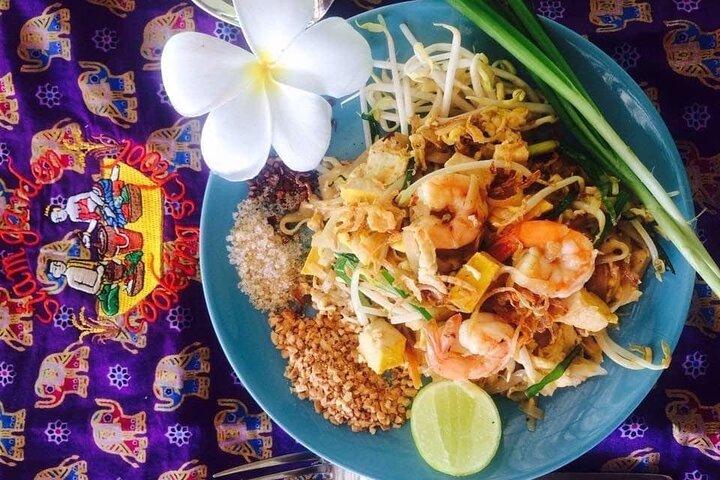 Kochkurs am Vormittag Chiang Mai Besuchen Sie den Bio-Garten und -Markt