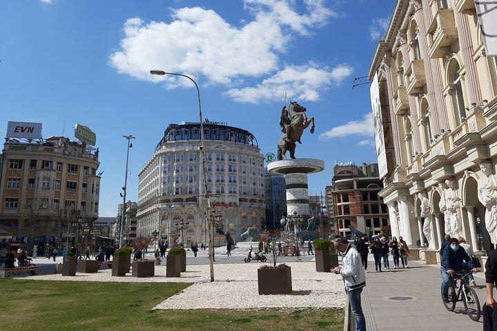 Visite privée à pied d'une demi-journée dans les parties anciennes et nouvelles de Skopje