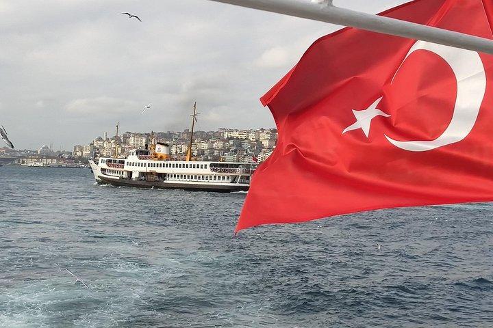 2-Hour Bosphorus Cruise in Istanbul with Guide