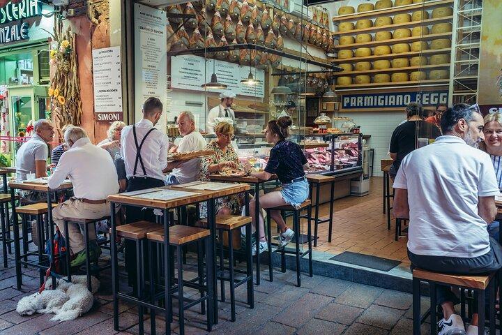 Tour gastronómico para grupos pequeños en Bolonia con comida completa y guía local