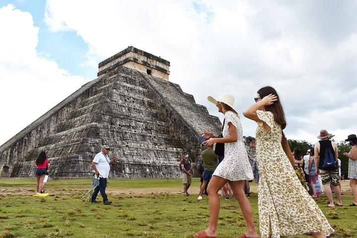 Increíble Visita a Chichén Itzá, Cenote Sagrado y Valladolid