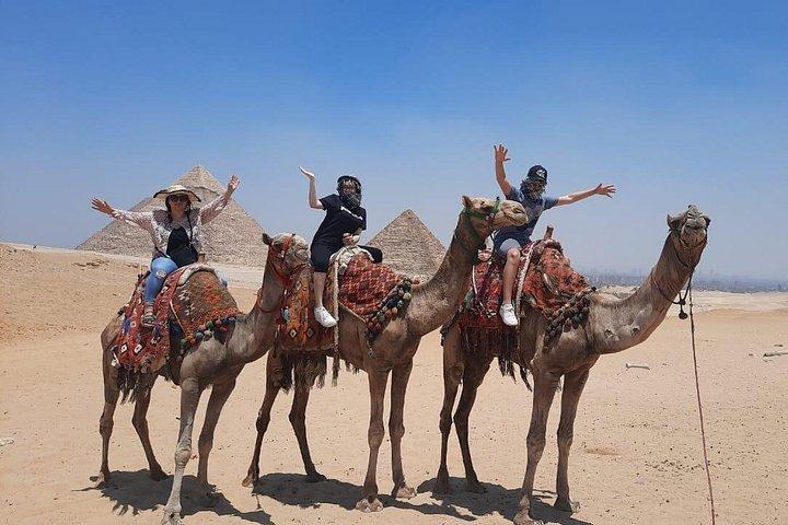 8時間のプライベートトリップギザのピラミッド、カイロ博物館、地元のバザール