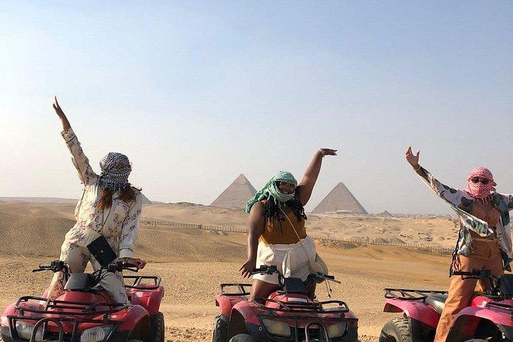 ギザピラミッド周辺のATVクワッドバイクによる1時間の砂漠サファリ