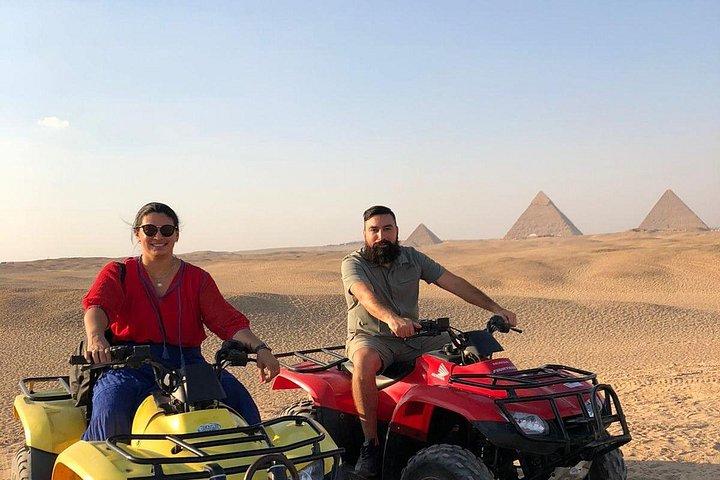 ギザピラミッド周辺のATVクワッドバイクによる1時間の砂漠サファリ