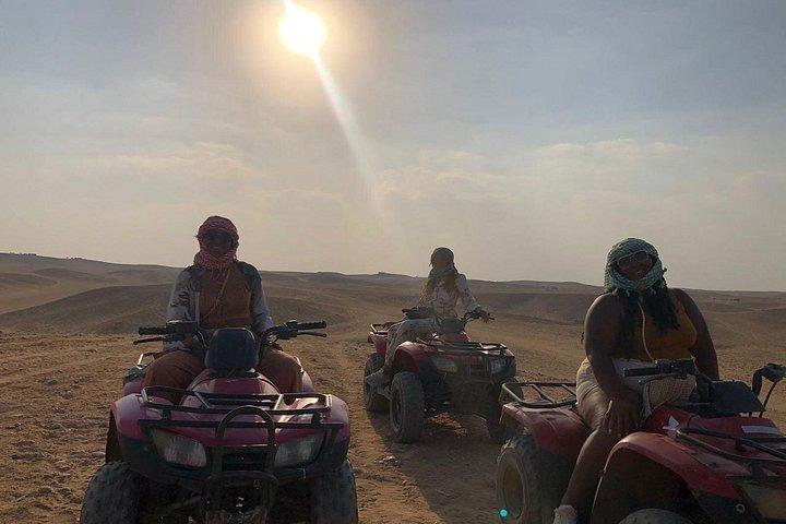 ギザピラミッド周辺のATVクワッドバイクによる1時間の砂漠サファリ