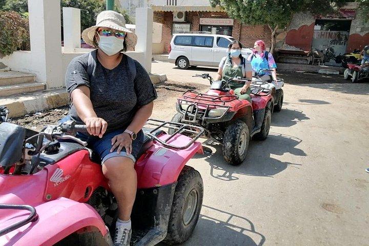 カイロまたはギザからの60分のクワッドバイクライドプライベートツアー