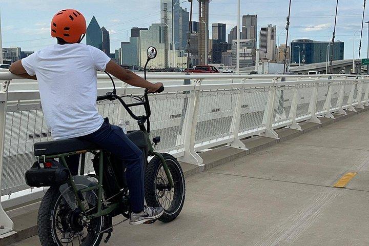 ダラスのダウンタウンの観光と歴史を巡る 2 時間の E バイク ツアー