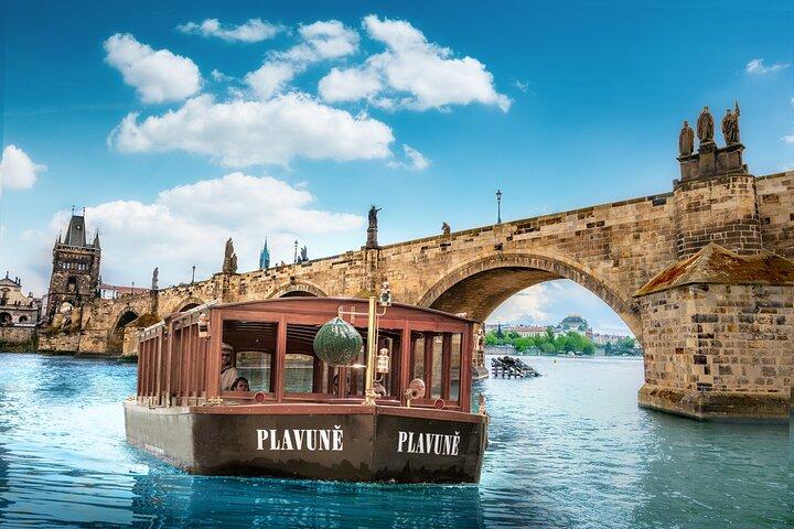 Ponte Charles: Cruzeiro de barco e caminhada guiada ️com a PragueWay