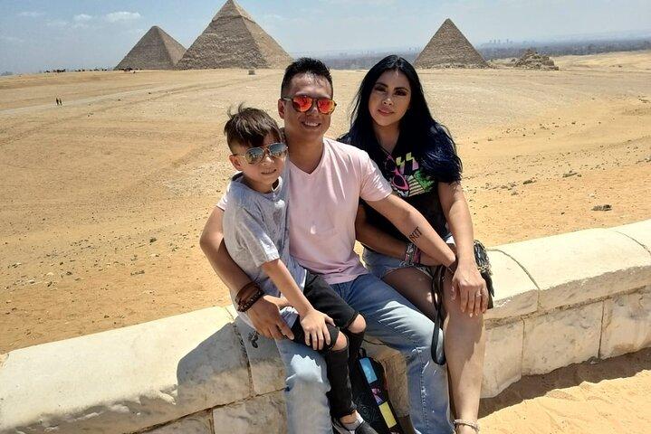 Tour privato di mezza giornata alle piramidi di Giza con pranzo dal Cairo / Giza