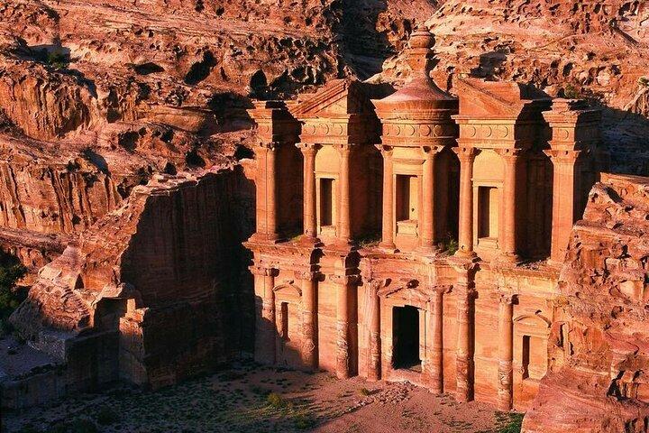 Tour privato di 2 giorni Tour della città di Amman Nebo, Madaba, Mar Morto e Petra