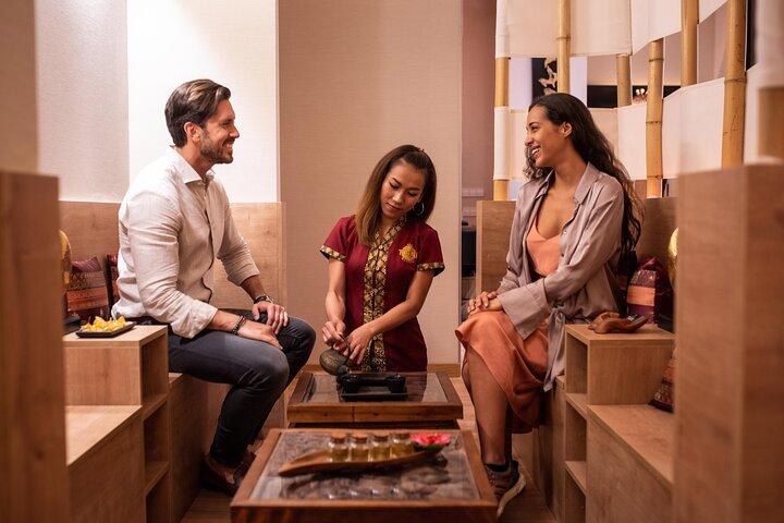 選べる60分間のカップルマッサージと30分間のフローラルバス THAI MASSAGE ALURA