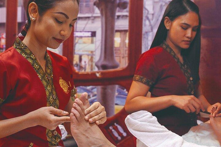 THAI MASSAGE ALURAでの30分間のタイ式足と脚のマッサージ