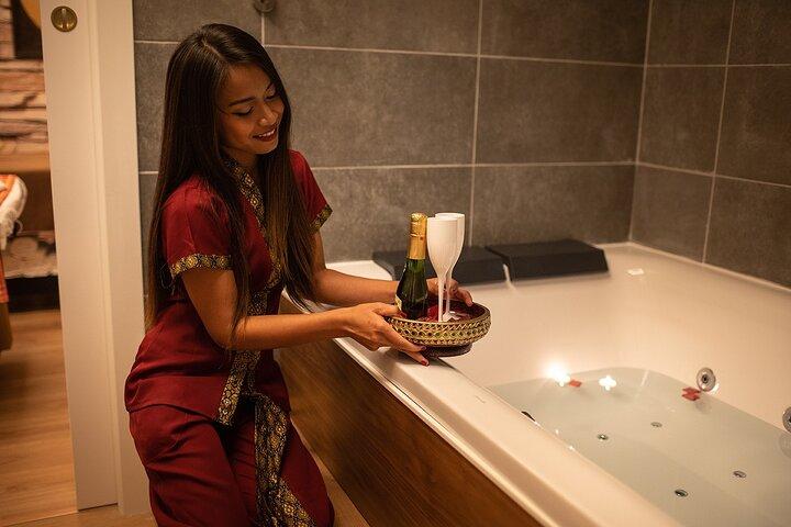 選べる60分間のカップルマッサージと30分間のフローラルバス THAI MASSAGE ALURA