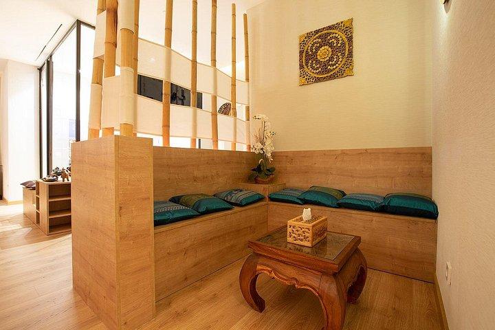 THAI MASSAGE ALURAでの60分間の角質除去と保湿ボディトリートメント