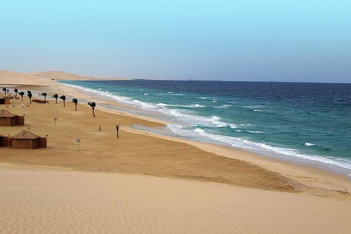 Doha: Wüstensafari mit Quad, Kamelritt und Sandboarding