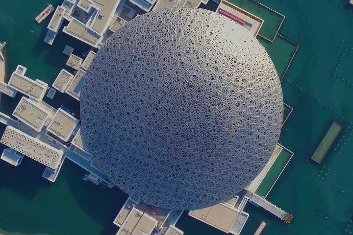 Entrada al Museo del Louvre en Abu Dhabi
