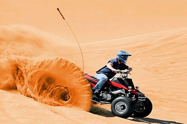 Experiência de quadriciclo e quadriciclo no Catar com sandboard