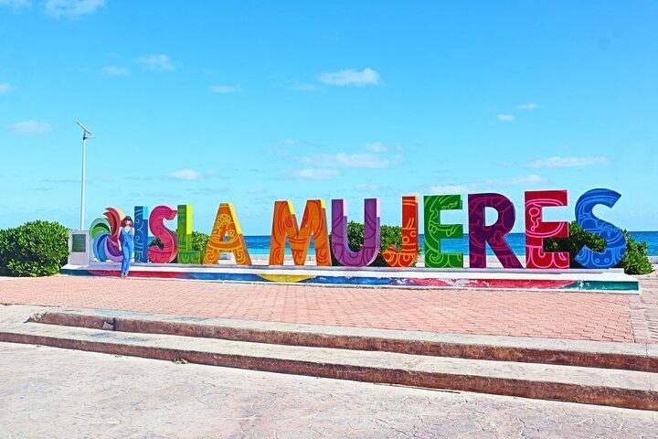 Passeio de catamarã à Isla Mujeres com tudo incluído