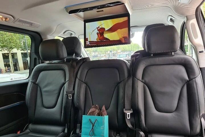 Trasferimento privato dall'aeroporto CDG/ORLY/LBG a Disneyland (Van 7 Pax)