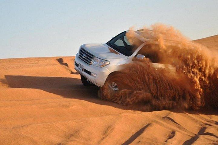 ラクダ乗りとサンドボードでドバイの朝砂漠サファリ