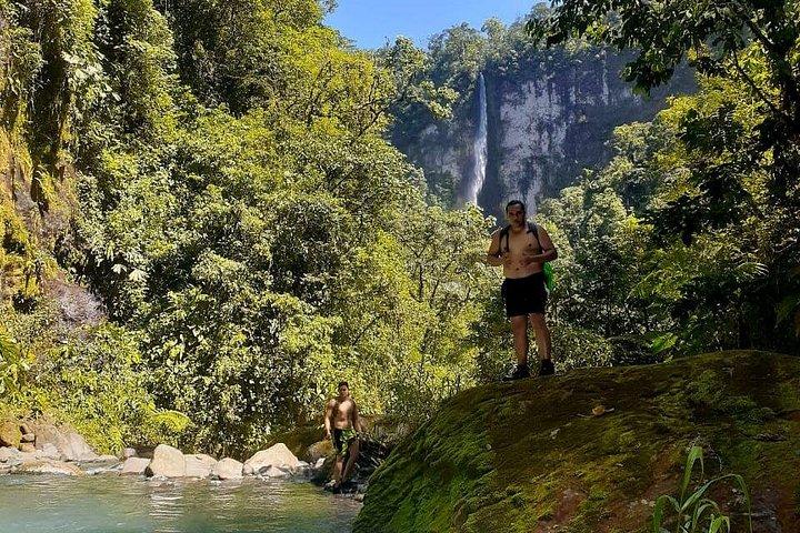 CR ナチュラル ワンダーズ トレック。バホス デル トロの滝トレイル + ポアス火山。