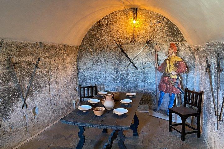 Palacio de los Señores de las Cárceles Nocturnas: Células y Herramientas de Tortura Visitar