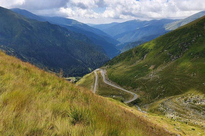 ブカレストからのトランスファガラサン ロード プライベート日帰り旅行 / 世界最高の道
