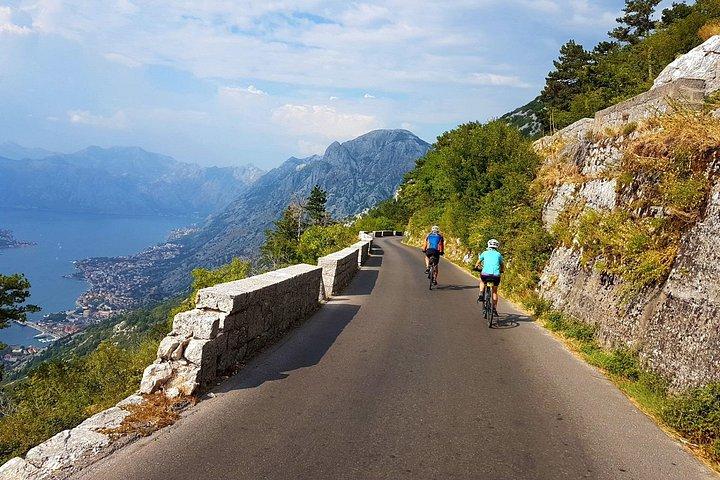 自転車ツアー - ニェグシとコトルの蛇紋岩からのパノラマ ダウンヒル