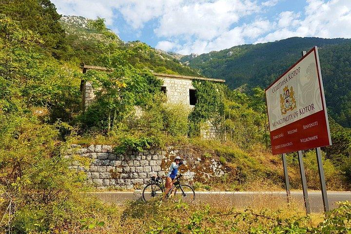 自転車ツアー - ニェグシとコトルの蛇紋岩からのパノラマ ダウンヒル