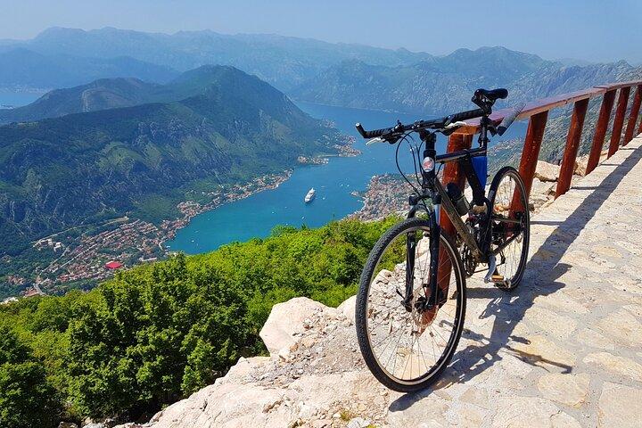 自転車ツアー - ニェグシとコトルの蛇紋岩からのパノラマ ダウンヒル