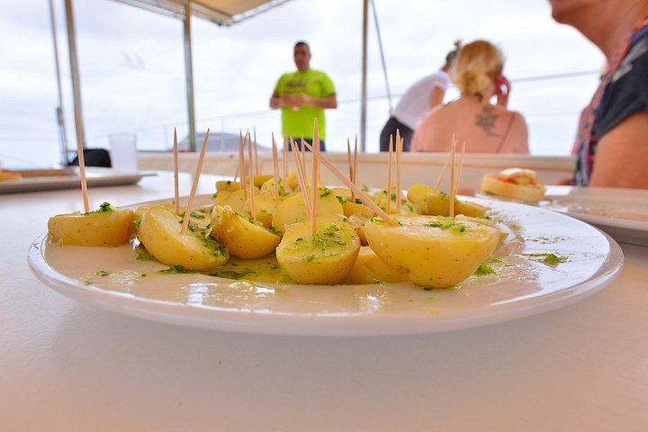 ラ・グラシオーザへのカタマランセーリングの日、昼食付き