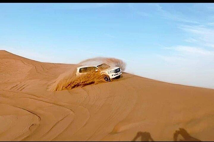 Safari nel deserto con cena barbecue, giro in cammello e sandboarding a Dubai