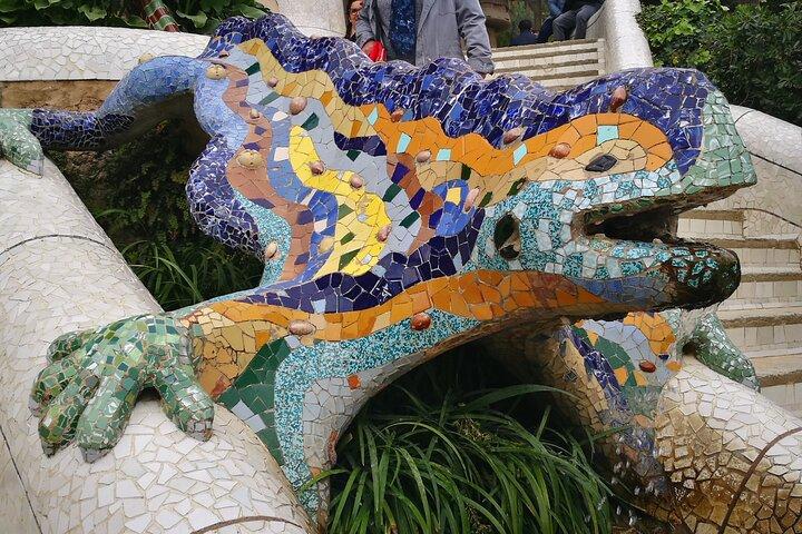 バルセロナサグラダファミリアとグエル公園のドリンクとタパ