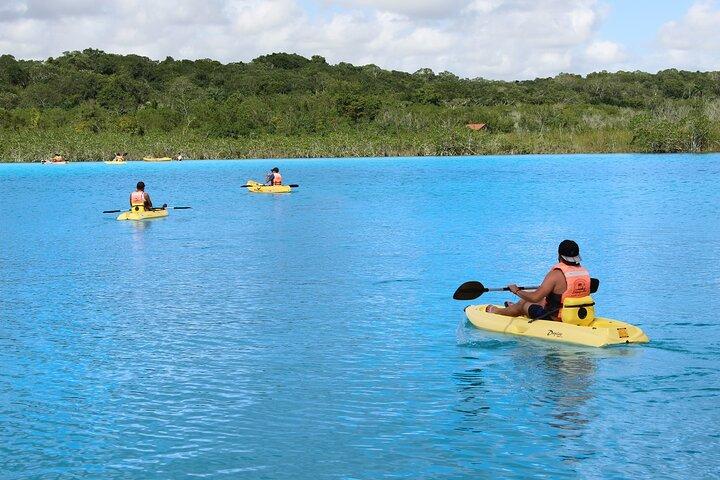 BACALAR、ビーチクラブ、カヤック、素晴らしいセノーテへの 1 日ツアー