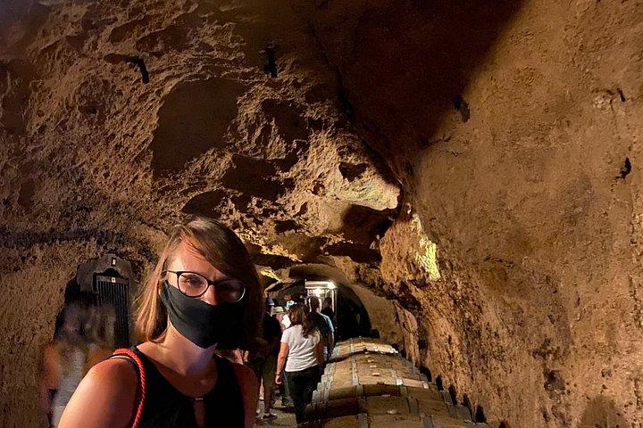 レバノンツアーバールベック寺院＆クサラ洞窟ワイナリー、送迎+ガイド