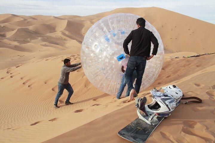 Sanding Ball en Merzouga: experimenta las dunas de arena en una actividad de zorbing