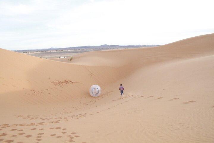 Sanding Ball en Merzouga: experimenta las dunas de arena en una actividad de zorbing