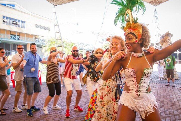 バックステージでのカーニバル プラス ダンスと楽器のワークショップ: プライベート グループ パッケージ