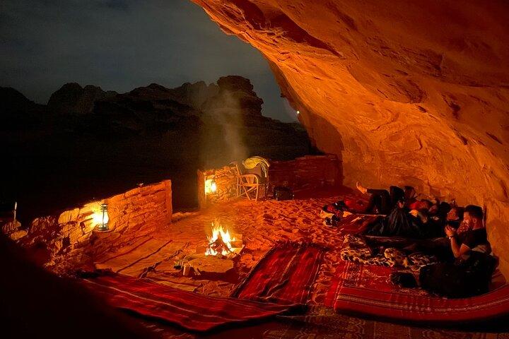 Camping en la cueva de Wadi Rum con tour en jeep