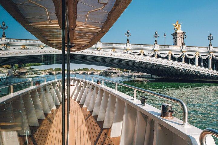 ディズニーランド®のセーヌ川クルーズ付きパリ観光ツアー