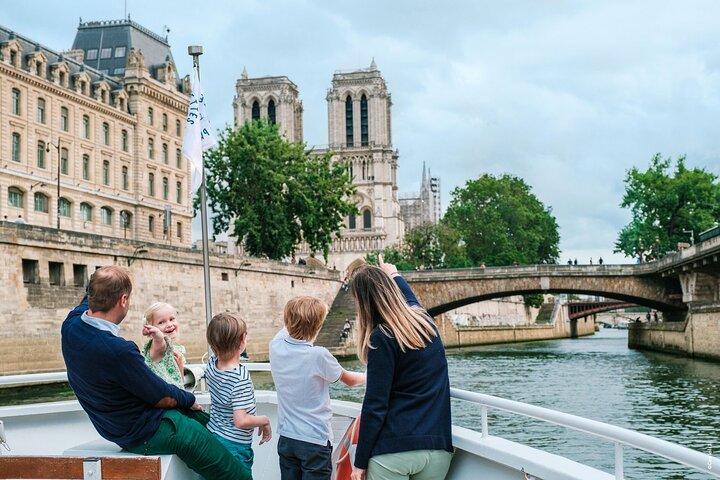 ディズニーランド®のセーヌ川クルーズ付きパリ観光ツアー